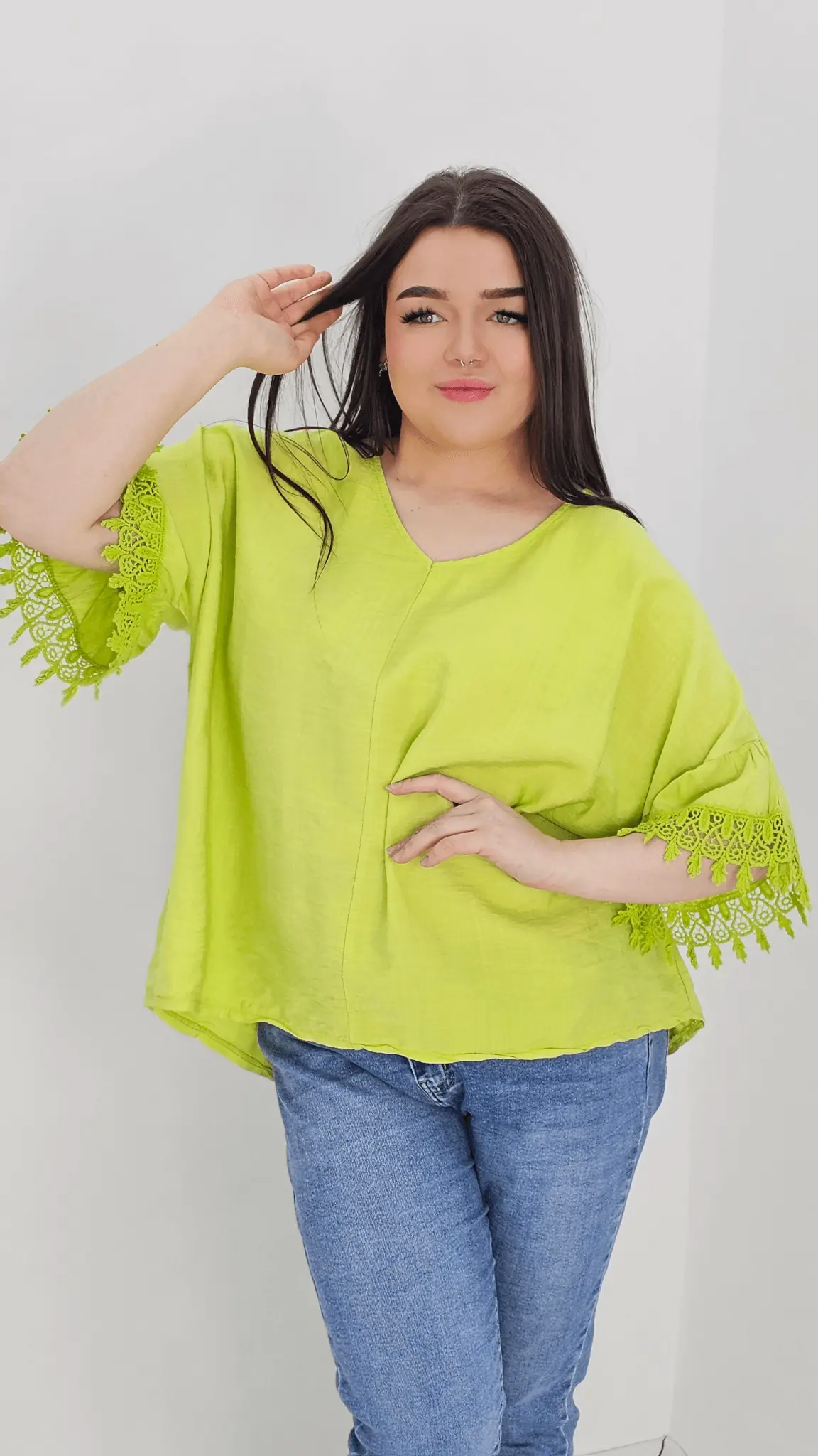 Bluzka z rękawem falbanką zakończonym haftem -limonka Stylowa XL
