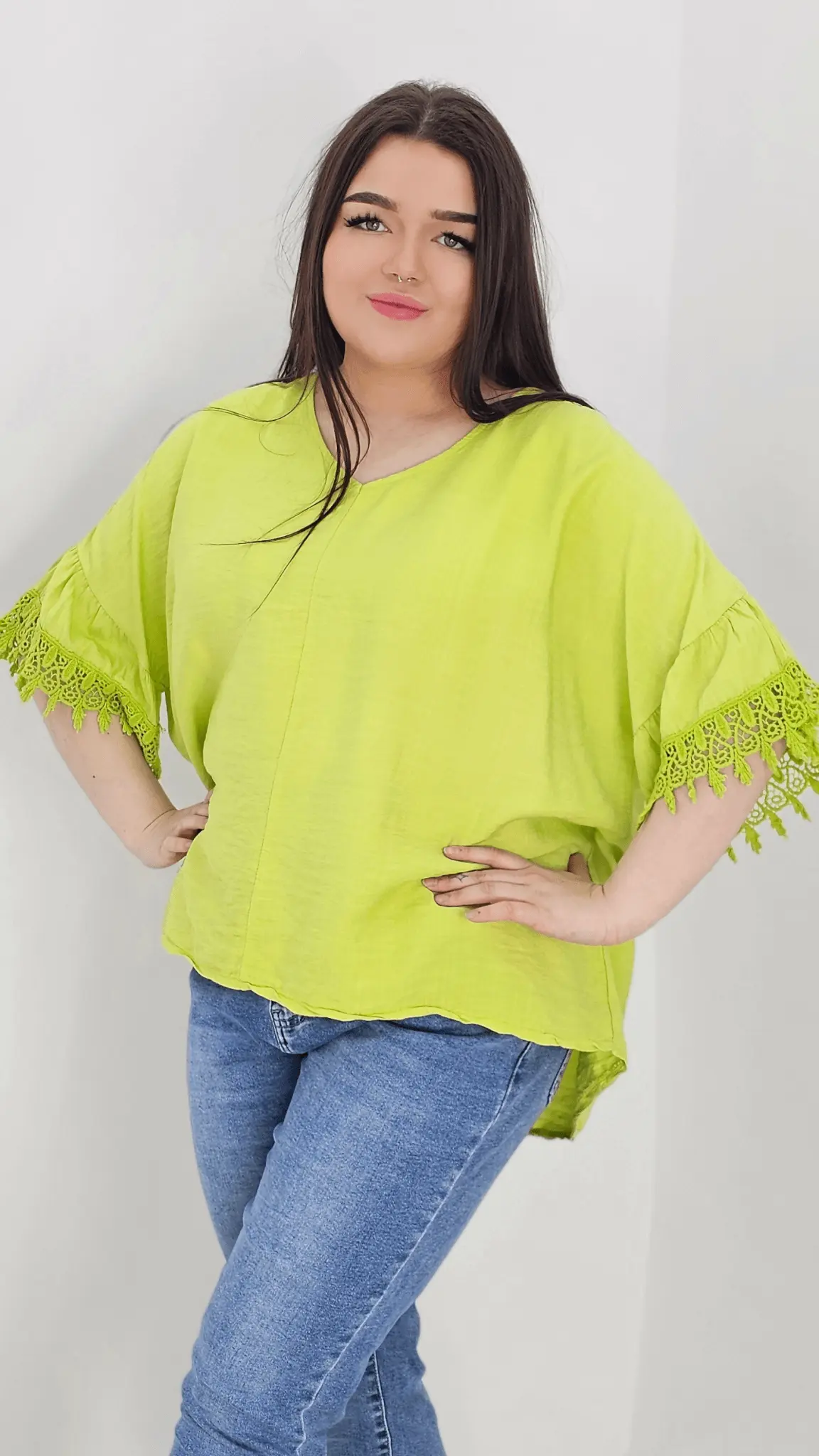 Bluzka z rękawem falbanką zakończonym haftem -limonka Stylowa XL