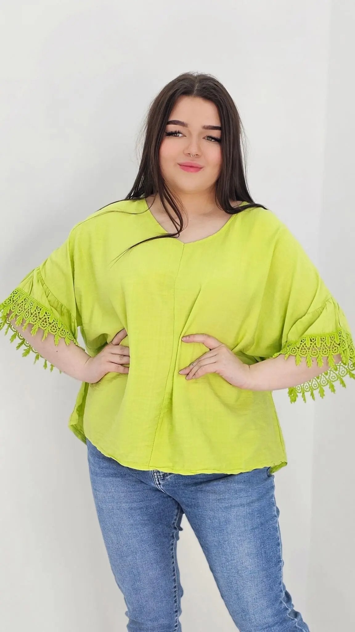 Bluzka z rękawem falbanką zakończonym haftem -limonka Stylowa XL