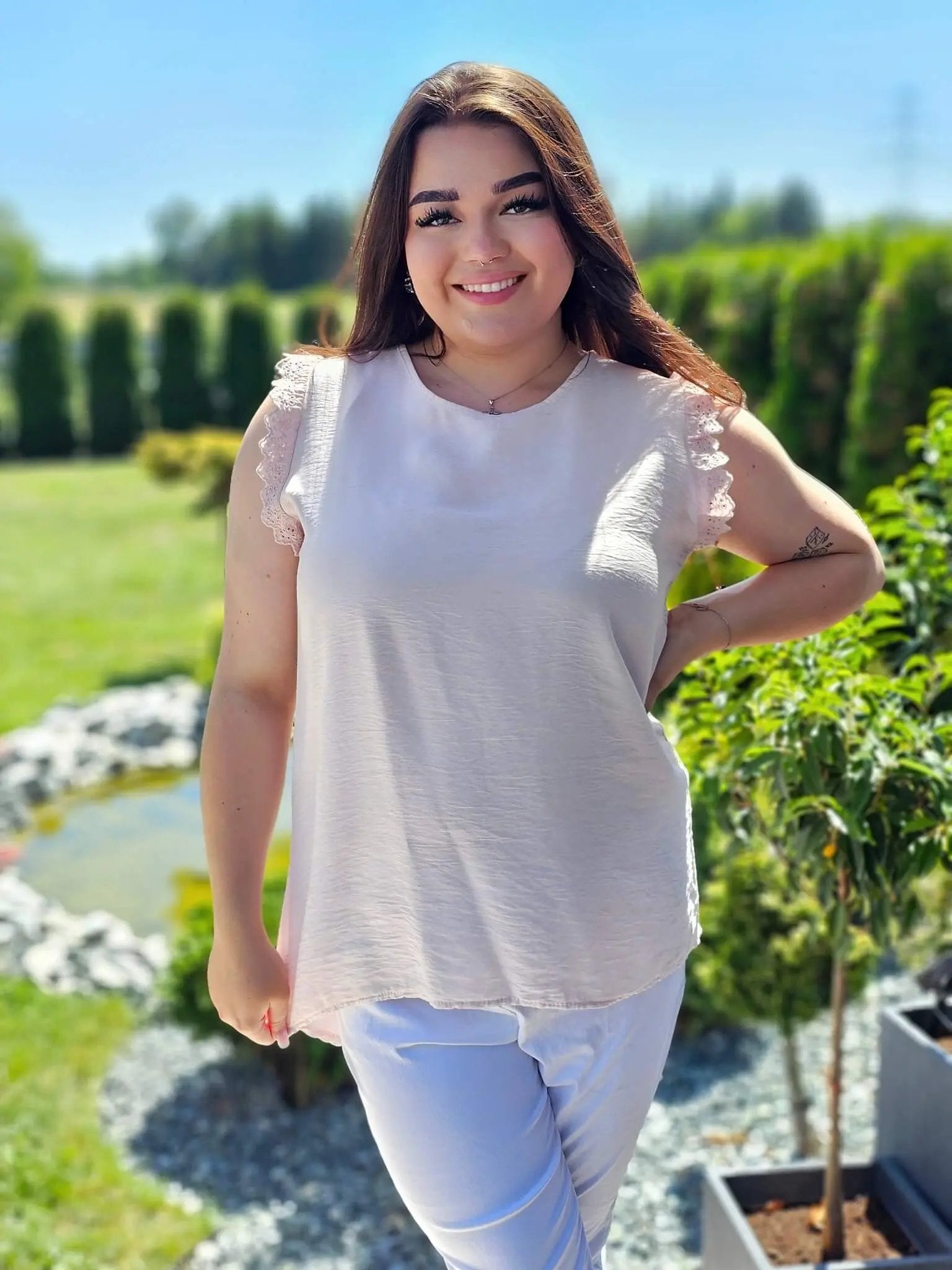 Bluzka z rękawem zakończonym zdobiona falbanka - różne kolory Stylowa XL