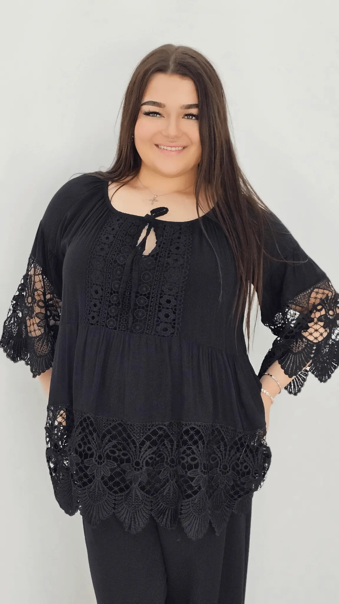 Bluzka z wiązaniem przy dekolcie oraz wstawki koronki - czarna Stylowa XL