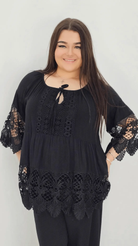 Bluzka z wiązaniem przy dekolcie oraz wstawki koronki - czarna Stylowa XL