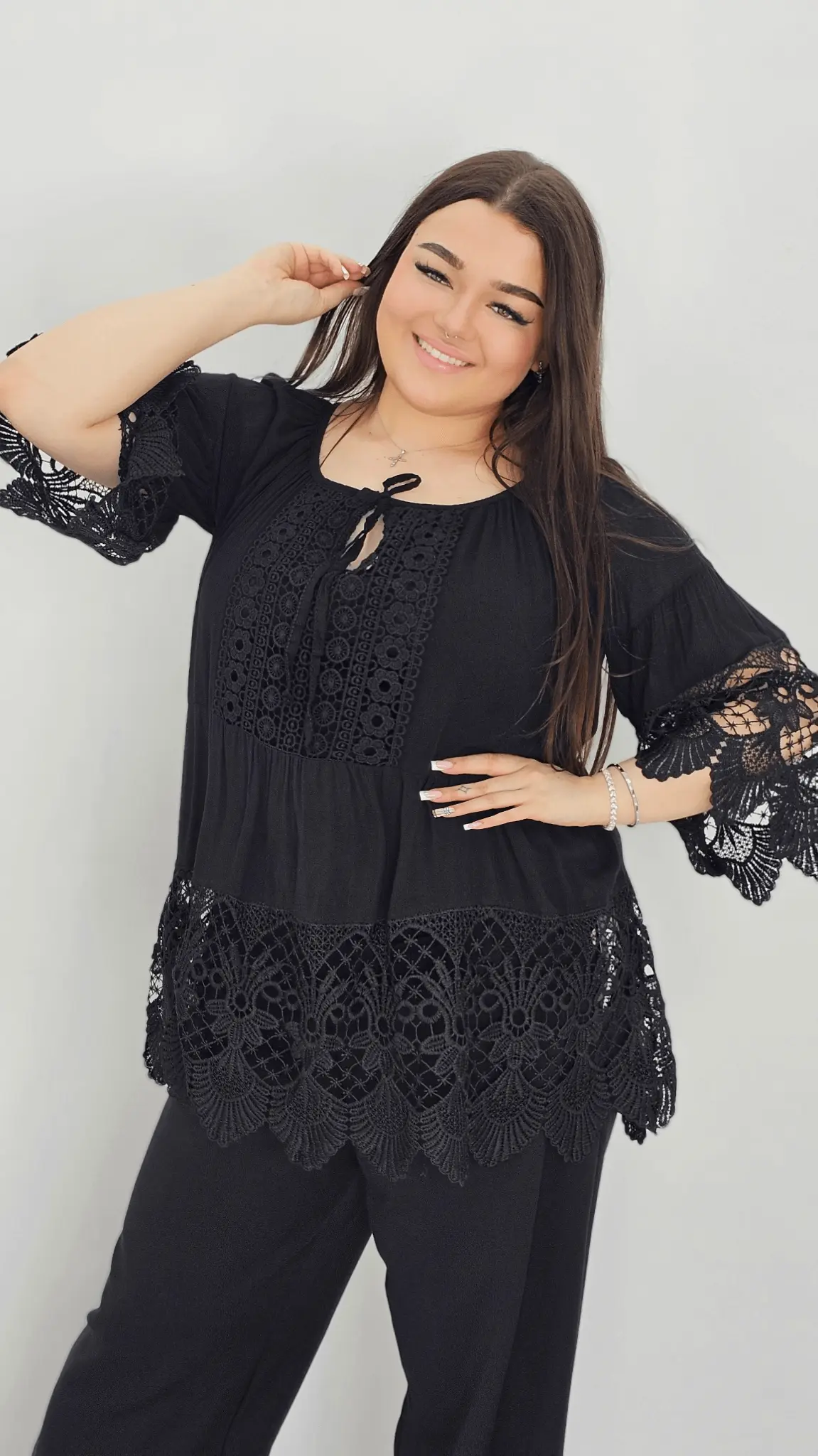 Bluzka z wiązaniem przy dekolcie oraz wstawki koronki - czarna Stylowa XL