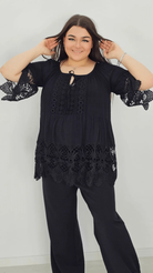 Bluzka z wiązaniem przy dekolcie oraz wstawki koronki - czarna Stylowa XL
