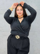 Body plus size kopertowe w drobne kropeczki – elegancja i wygoda Stylowa XL Stylowa XL