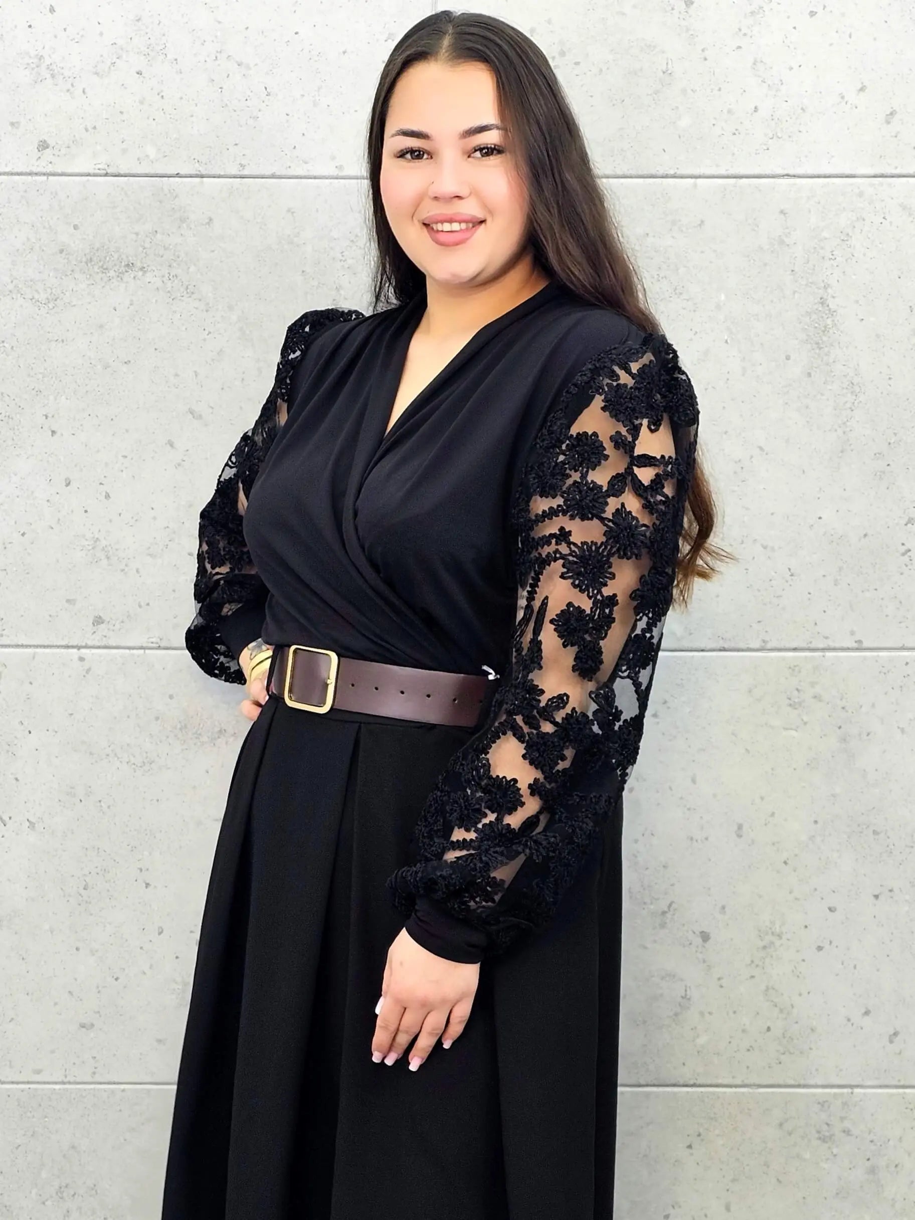 Body plus size z koronkowymi rękawami – elegancki model dla kobiet XXL. Stylowa XL