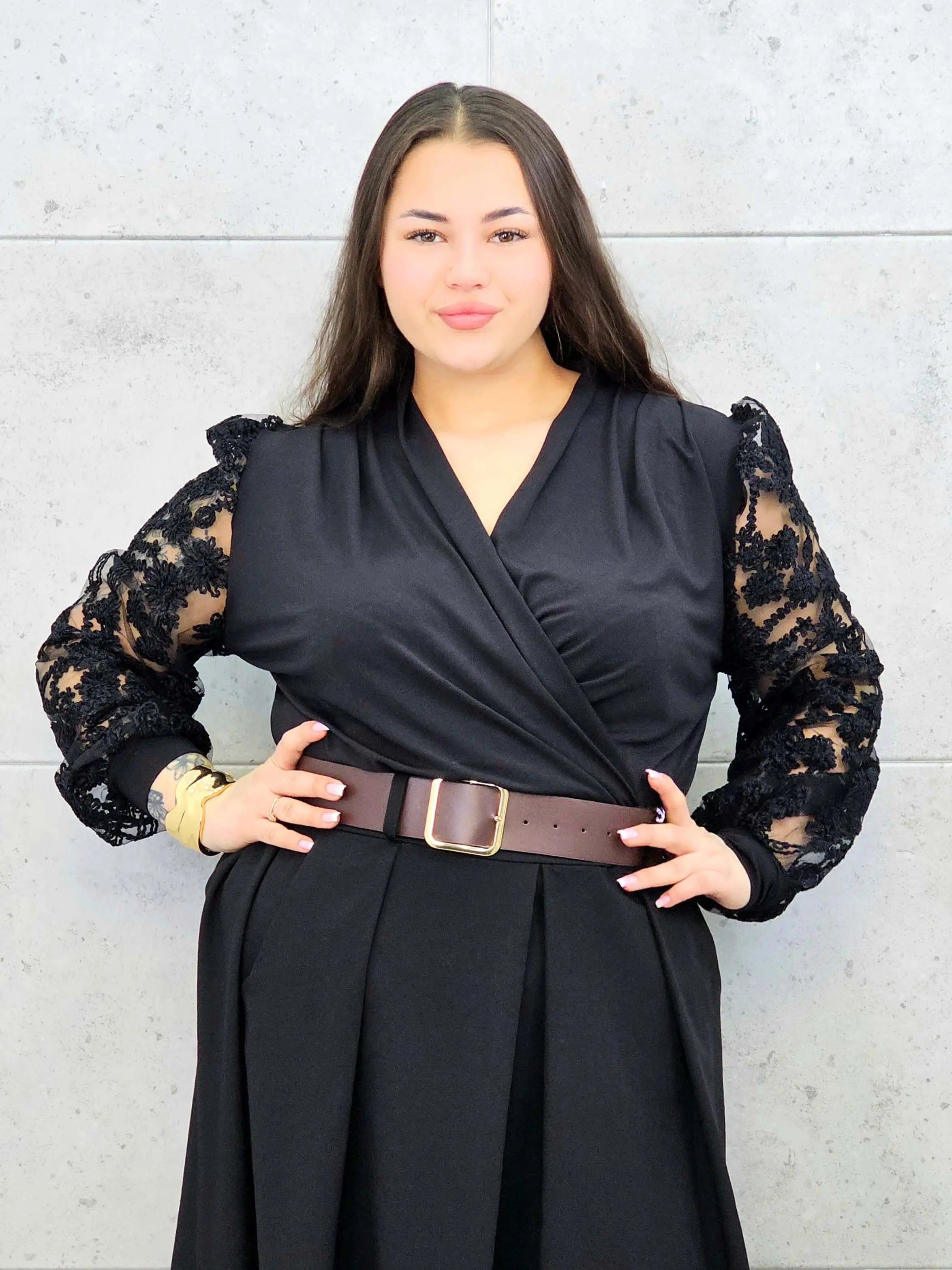 Body plus size z koronkowymi rękawami – elegancki model dla kobiet XXL. Stylowa XL