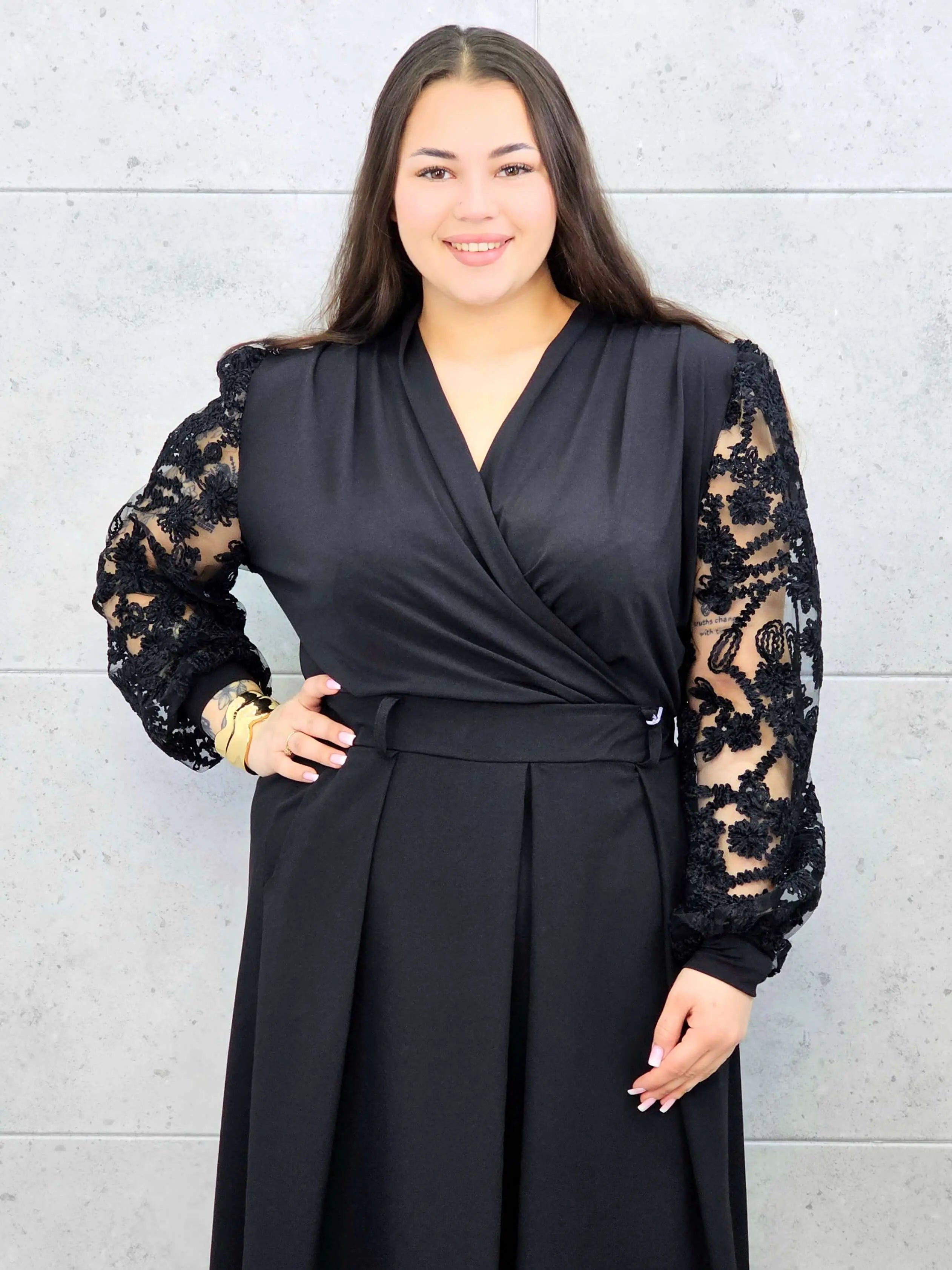 Body plus size z koronkowymi rękawami – elegancki model dla kobiet XXL. Stylowa XL