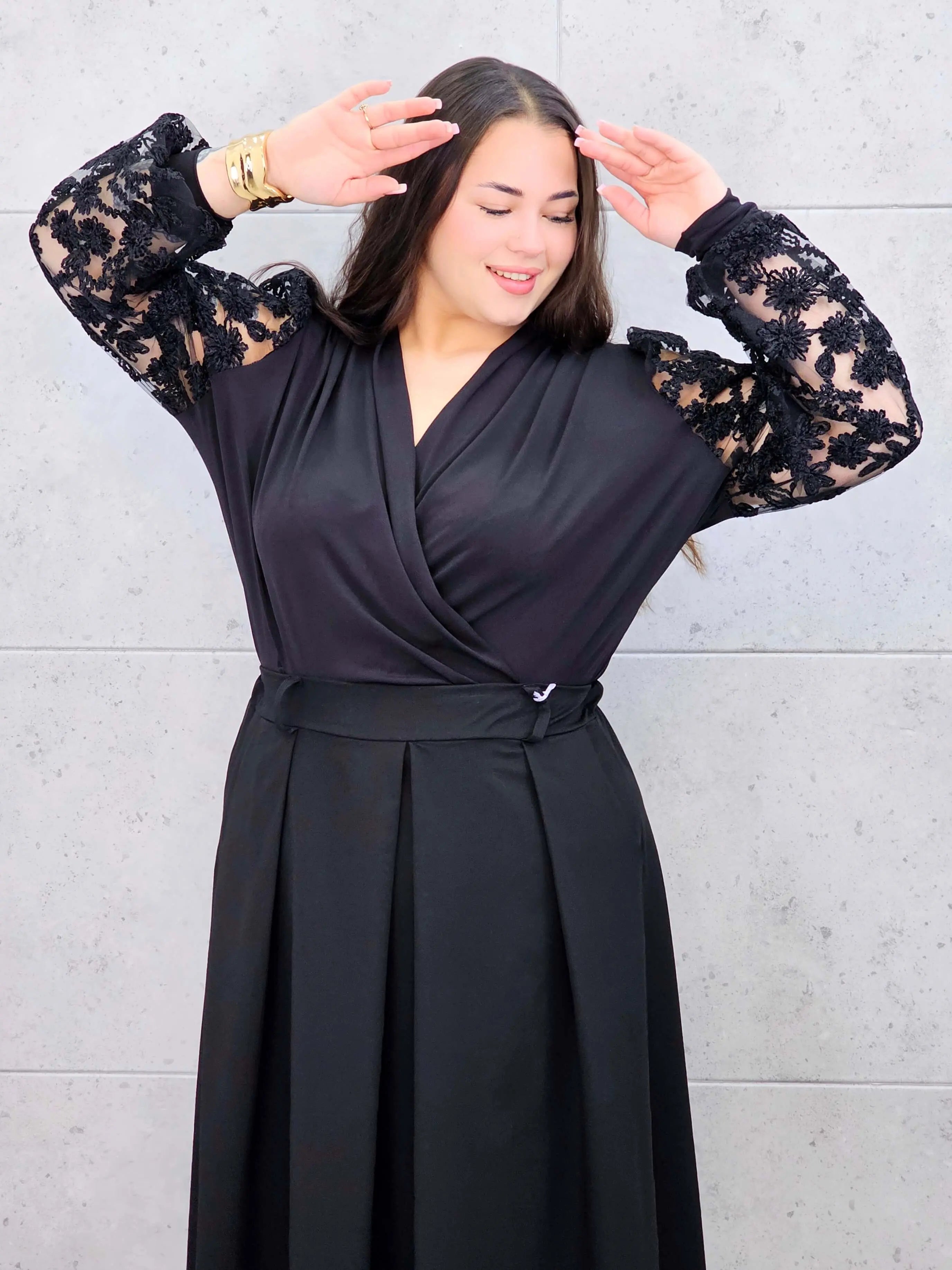 Body plus size z koronkowymi rękawami – elegancki model dla kobiet XXL. Stylowa XL
