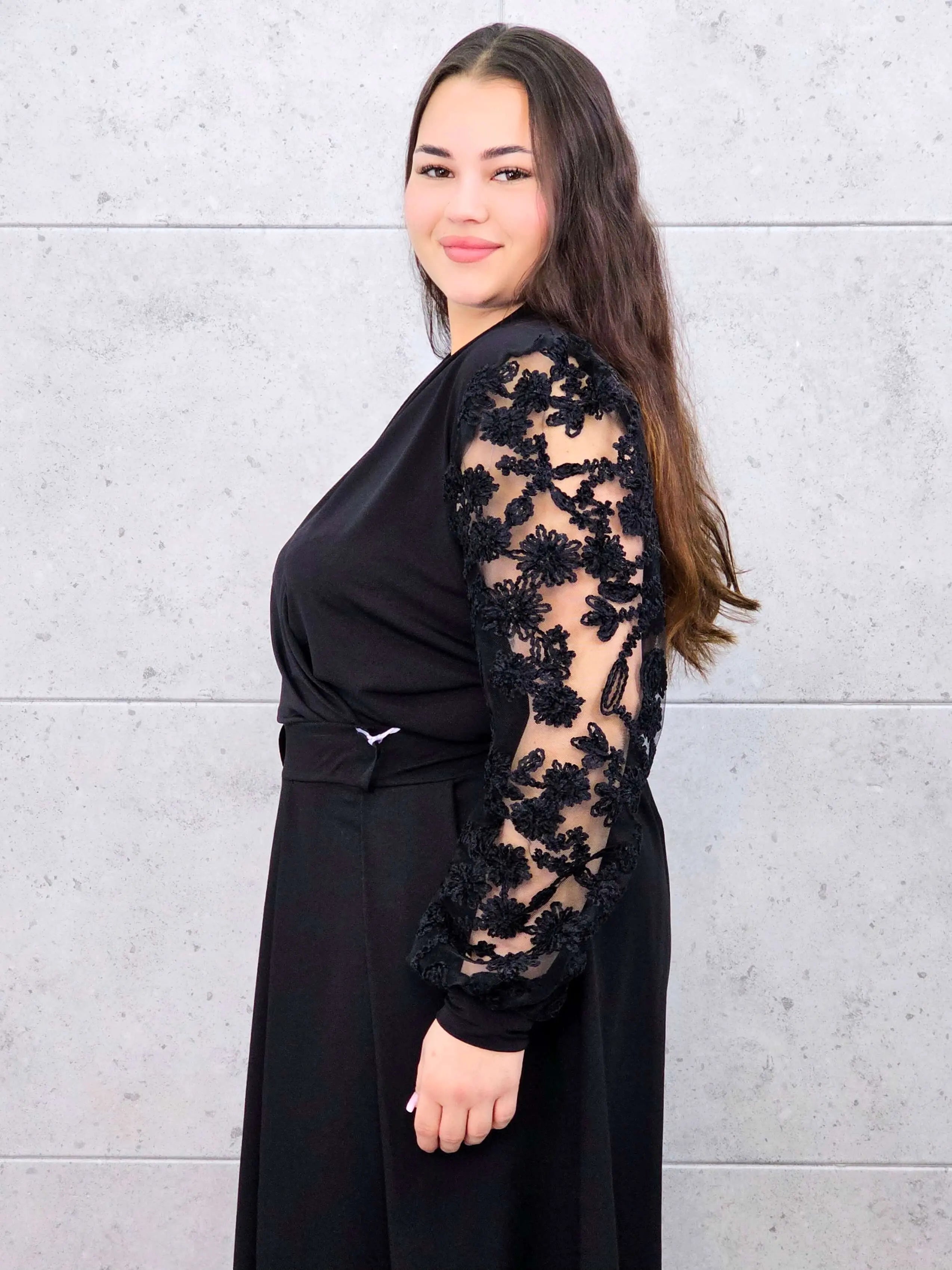 Body plus size z koronkowymi rękawami – elegancki model dla kobiet XXL. Stylowa XL