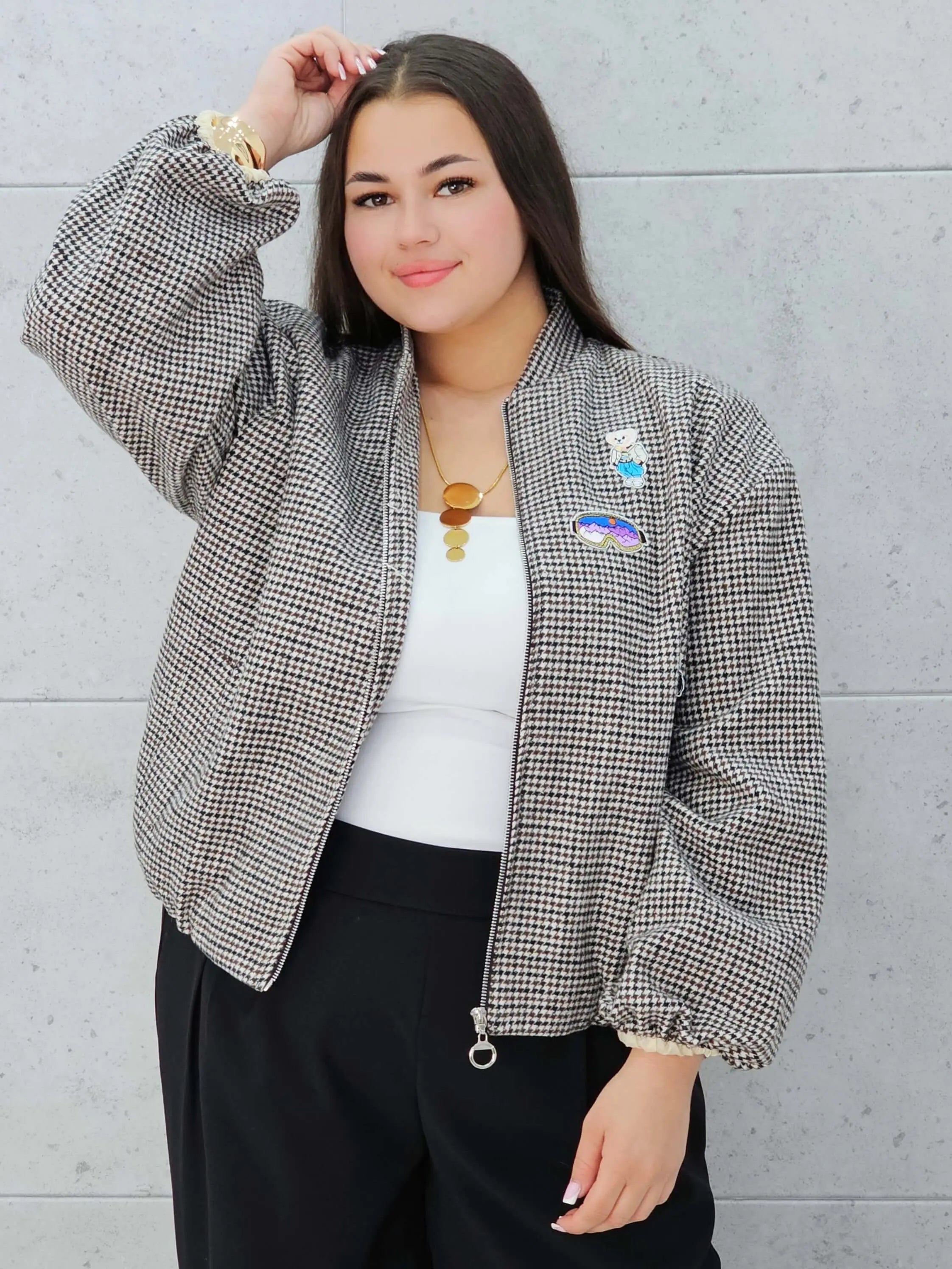 Bomberka plus size – modna, wygodna i stylowa kurtka dla każdej kobietyw kratkę z aplikacjami Stylowa XL