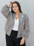 Bomberka plus size – modna, wygodna i stylowa kurtka dla każdej kobietyw kratkę z aplikacjami Stylowa XL