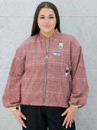 Bomberka plus size – modna, wygodna i stylowa kurtka dla każdej kobietyw kratkę z aplikacjami Stylowa XL