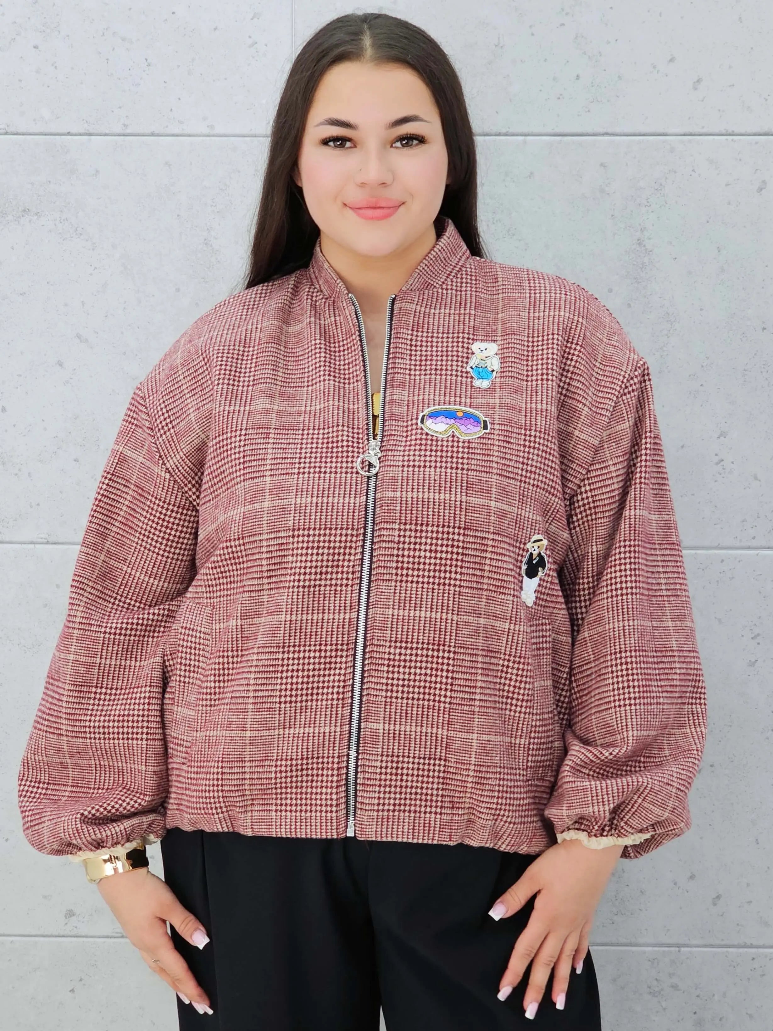 Bomberka plus size – modna, wygodna i stylowa kurtka dla każdej kobietyw kratkę z aplikacjami Stylowa XL