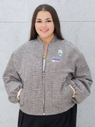 Bomberka plus size – modna, wygodna i stylowa kurtka dla każdej kobietyw kratkę z aplikacjami Stylowa XL