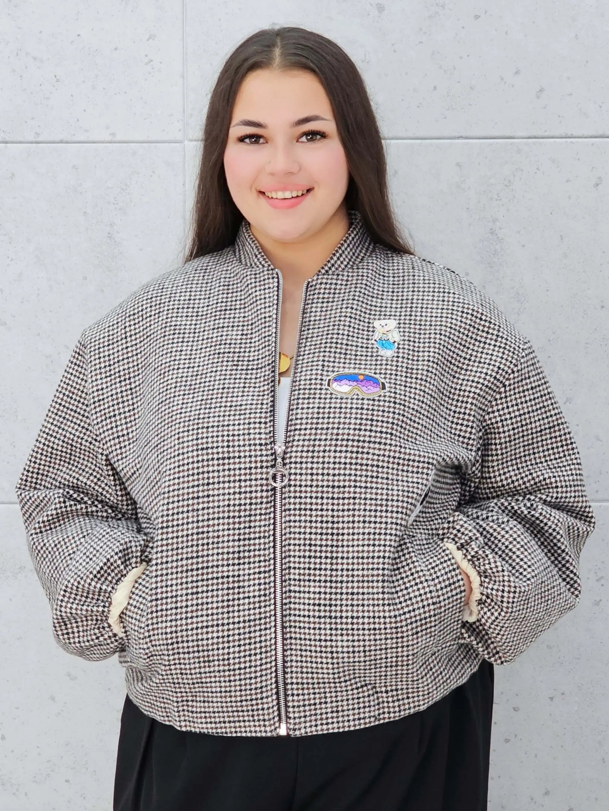 Bomberka plus size – modna, wygodna i stylowa kurtka dla każdej kobietyw kratkę z aplikacjami Stylowa XL