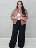 Bomberka plus size – modna, wygodna i stylowa kurtka dla każdej kobietyw kratkę z aplikacjami Stylowa XL