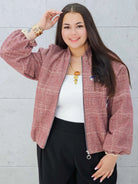 Bomberka plus size – modna, wygodna i stylowa kurtka dla każdej kobietyw kratkę z aplikacjami Stylowa XL