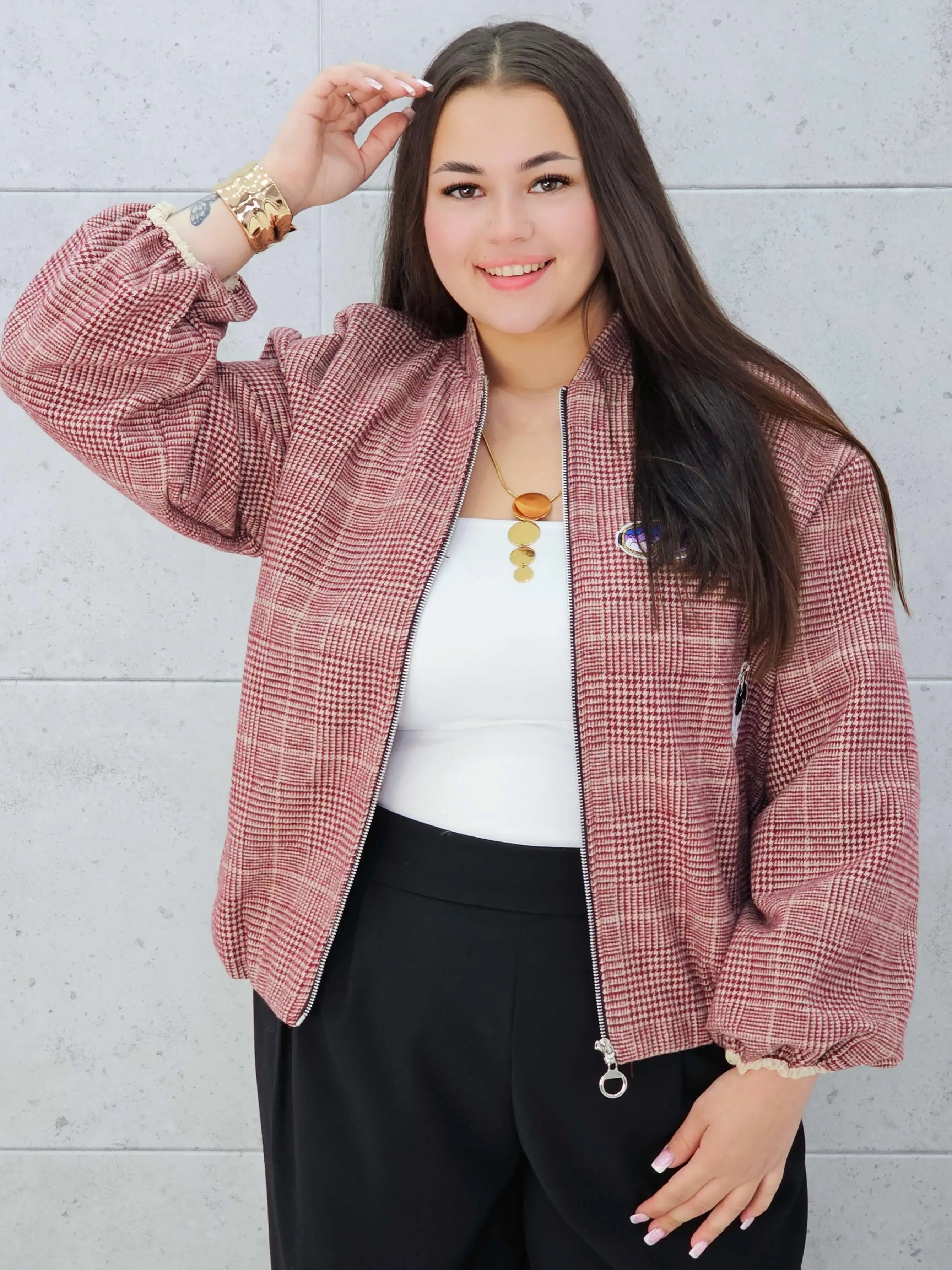 Bomberka plus size – modna, wygodna i stylowa kurtka dla każdej kobietyw kratkę z aplikacjami Stylowa XL