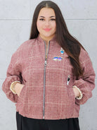 Bomberka plus size – modna, wygodna i stylowa kurtka dla każdej kobietyw kratkę z aplikacjami Stylowa XL