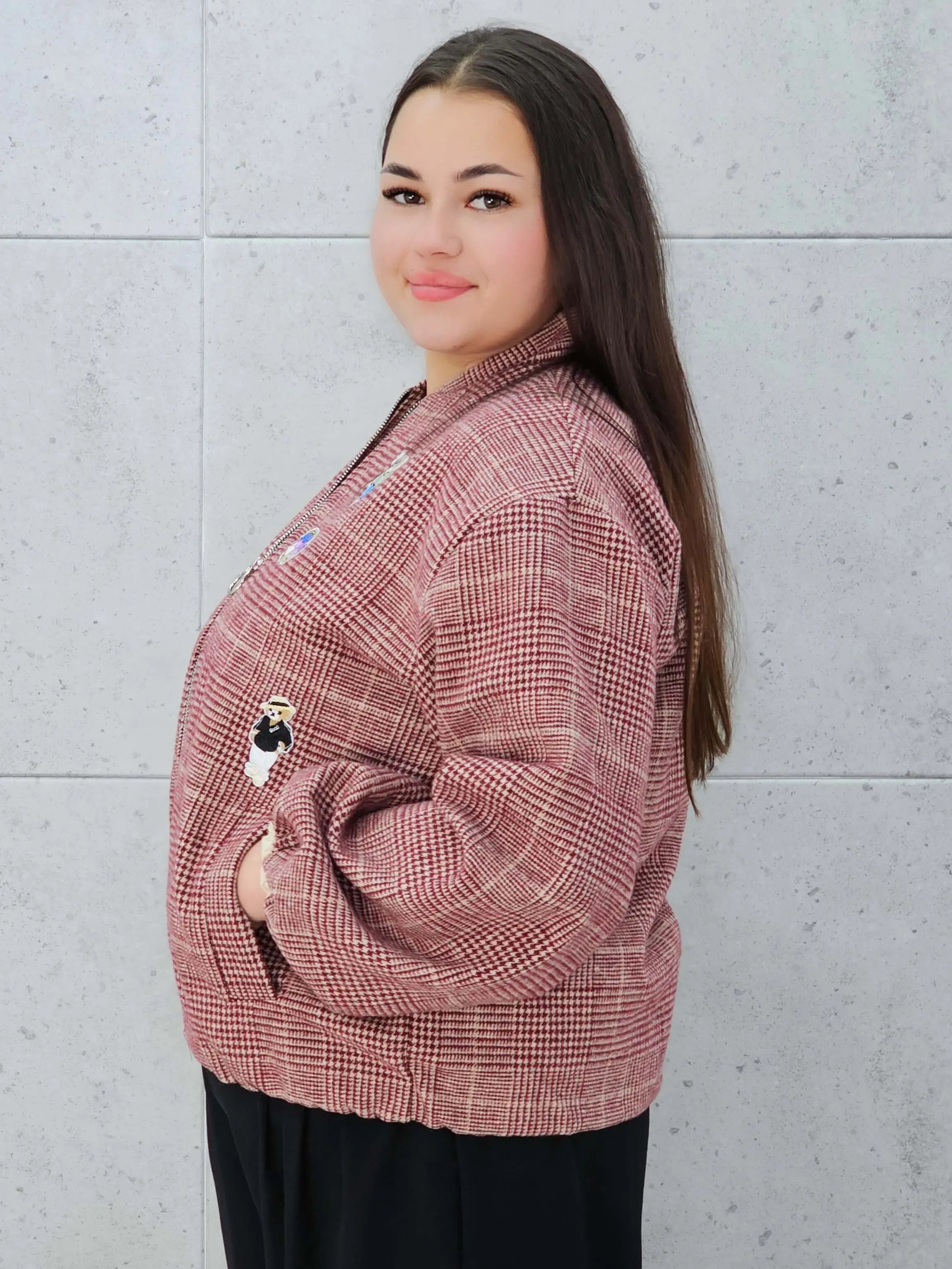 Bomberka plus size – modna, wygodna i stylowa kurtka dla każdej kobietyw kratkę z aplikacjami Stylowa XL