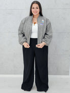 Bomberka plus size – modna, wygodna i stylowa kurtka dla każdej kobietyw kratkę z aplikacjami Stylowa XL