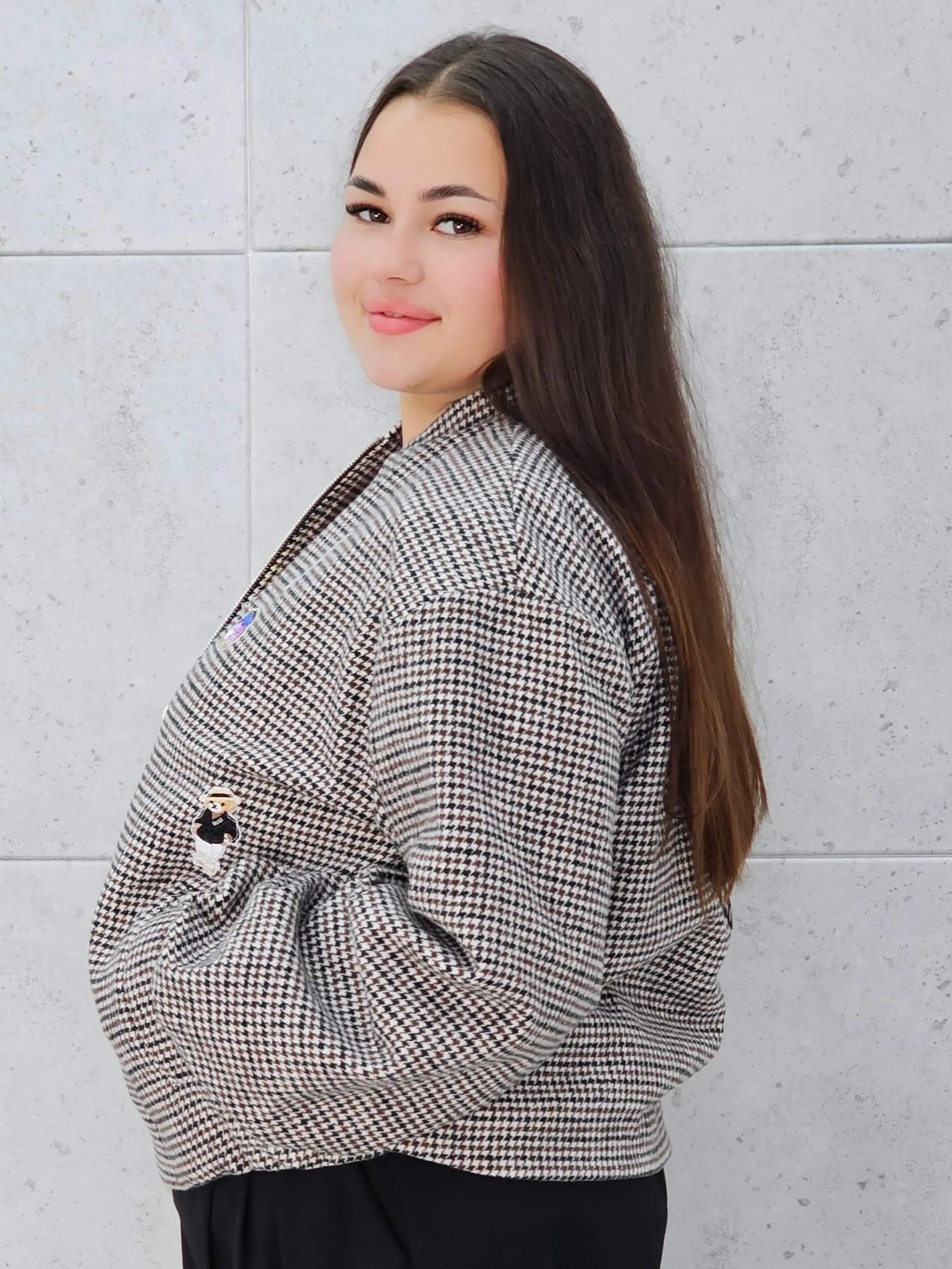 Bomberka plus size – modna, wygodna i stylowa kurtka dla każdej kobietyw kratkę z aplikacjami Stylowa XL