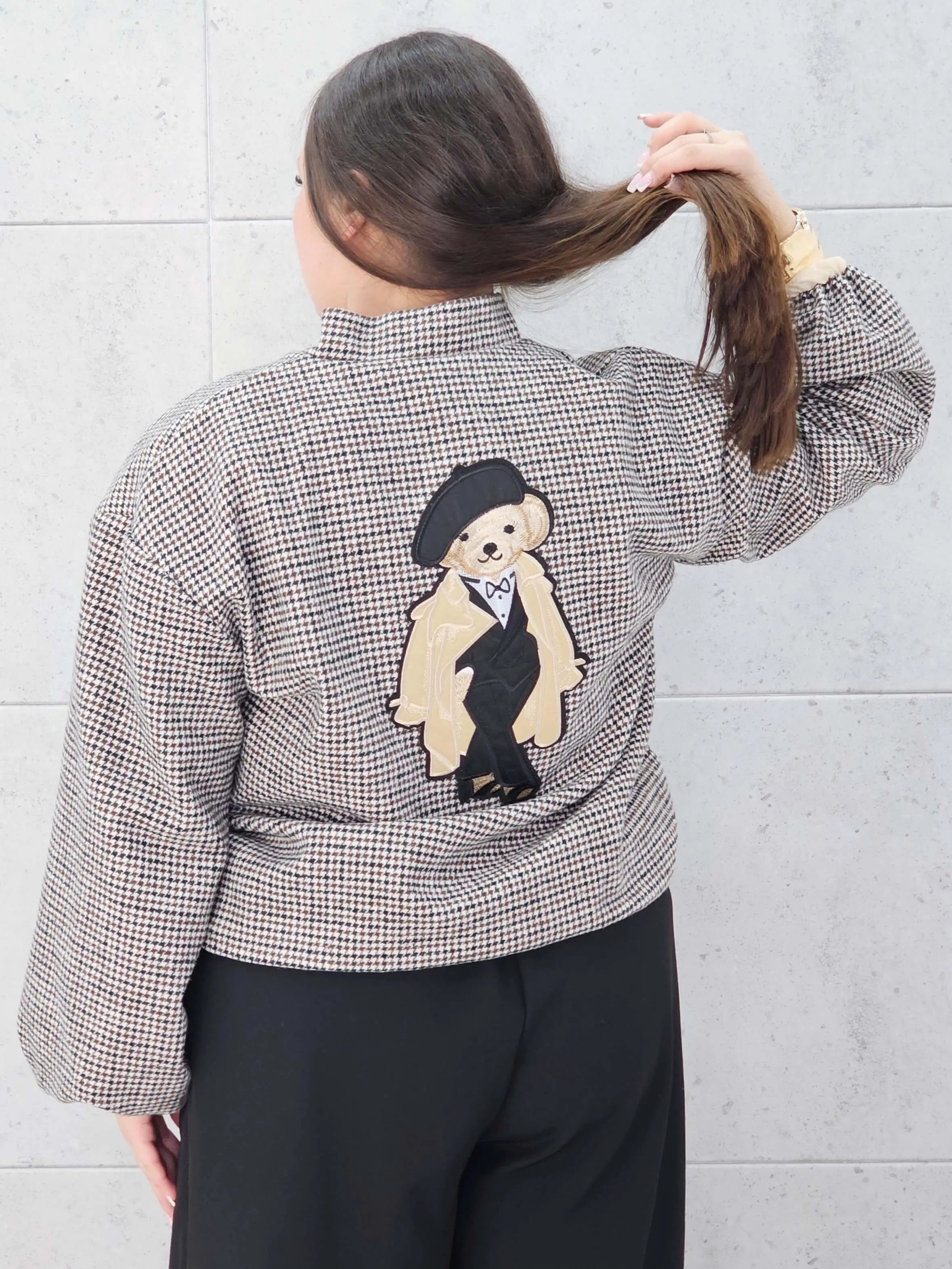 Bomberka plus size – modna, wygodna i stylowa kurtka dla każdej kobietyw kratkę z aplikacjami Stylowa XL