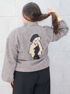 Bomberka plus size – modna, wygodna i stylowa kurtka dla każdej kobietyw kratkę z aplikacjami Stylowa XL