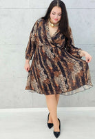 Sukienka midi plus size z kopertowym dekoltem – elegancka propozycja na jesień