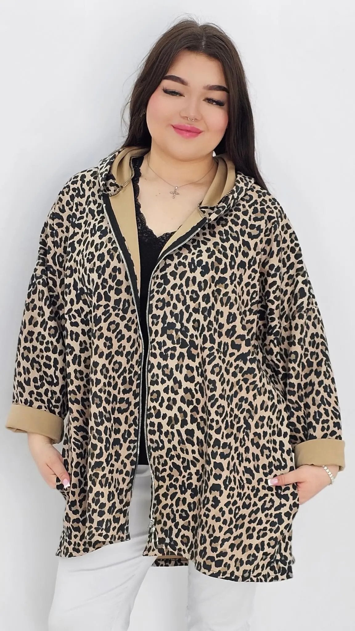Cienka kurtka zamszowa z kapturem w zwierzęcy wzór Stylowa XL