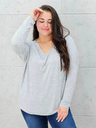 Cienki sweterek z dekoltem w serek Stylowa XL