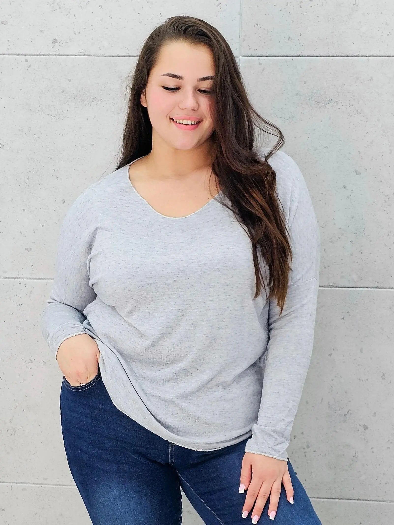 Cienki sweterek z dekoltem w serek Stylowa XL