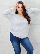 Cienki sweterek z dekoltem w serek Stylowa XL