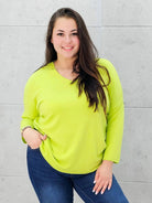 Cienki sweterek z dekoltem w serek Stylowa XL