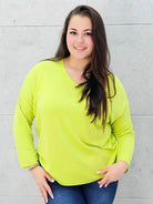 Cienki sweterek z dekoltem w serek Stylowa XL