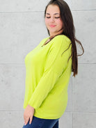 Cienki sweterek z dekoltem w serek Stylowa XL