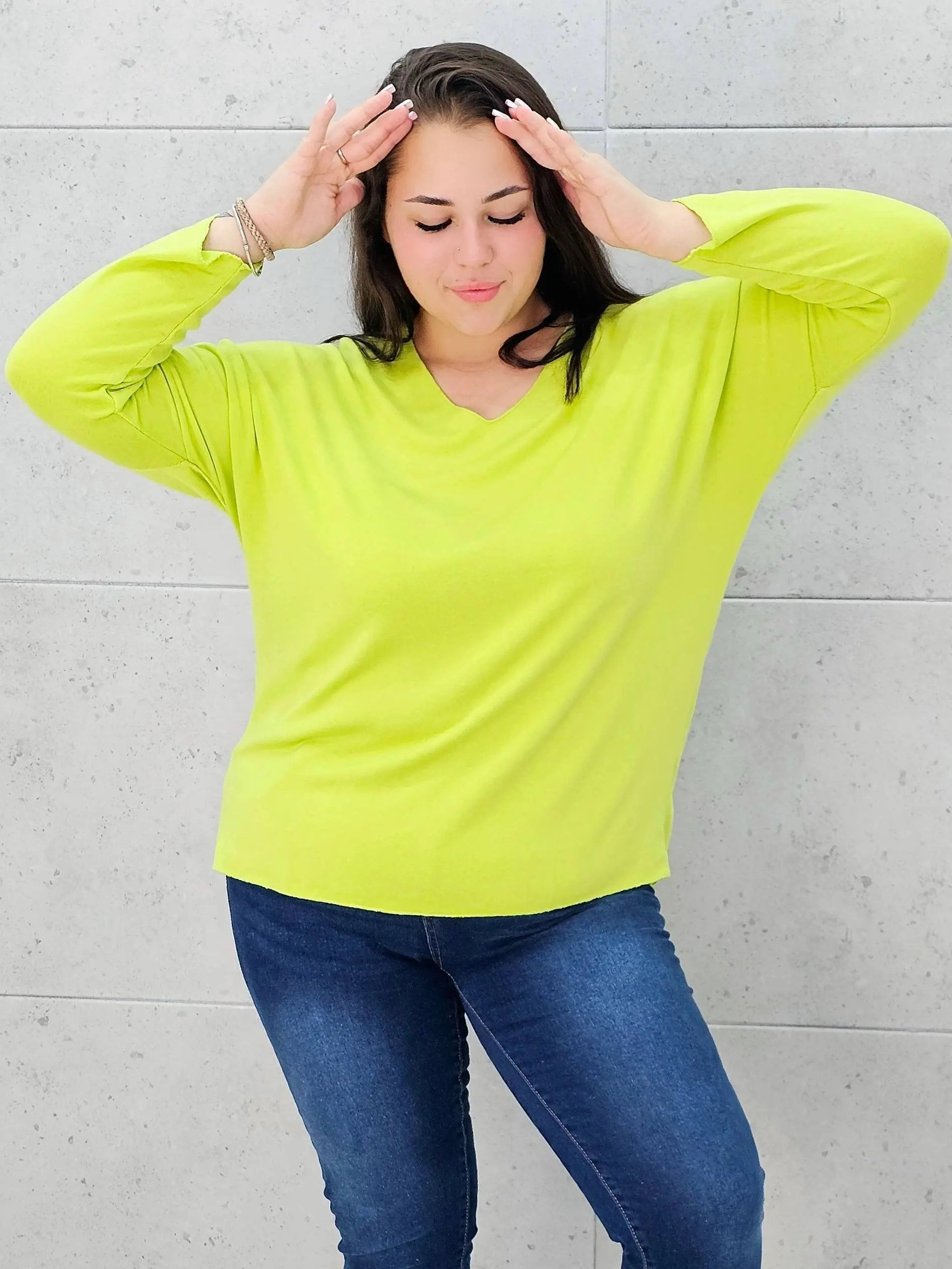 Cienki sweterek z dekoltem w serek Stylowa XL