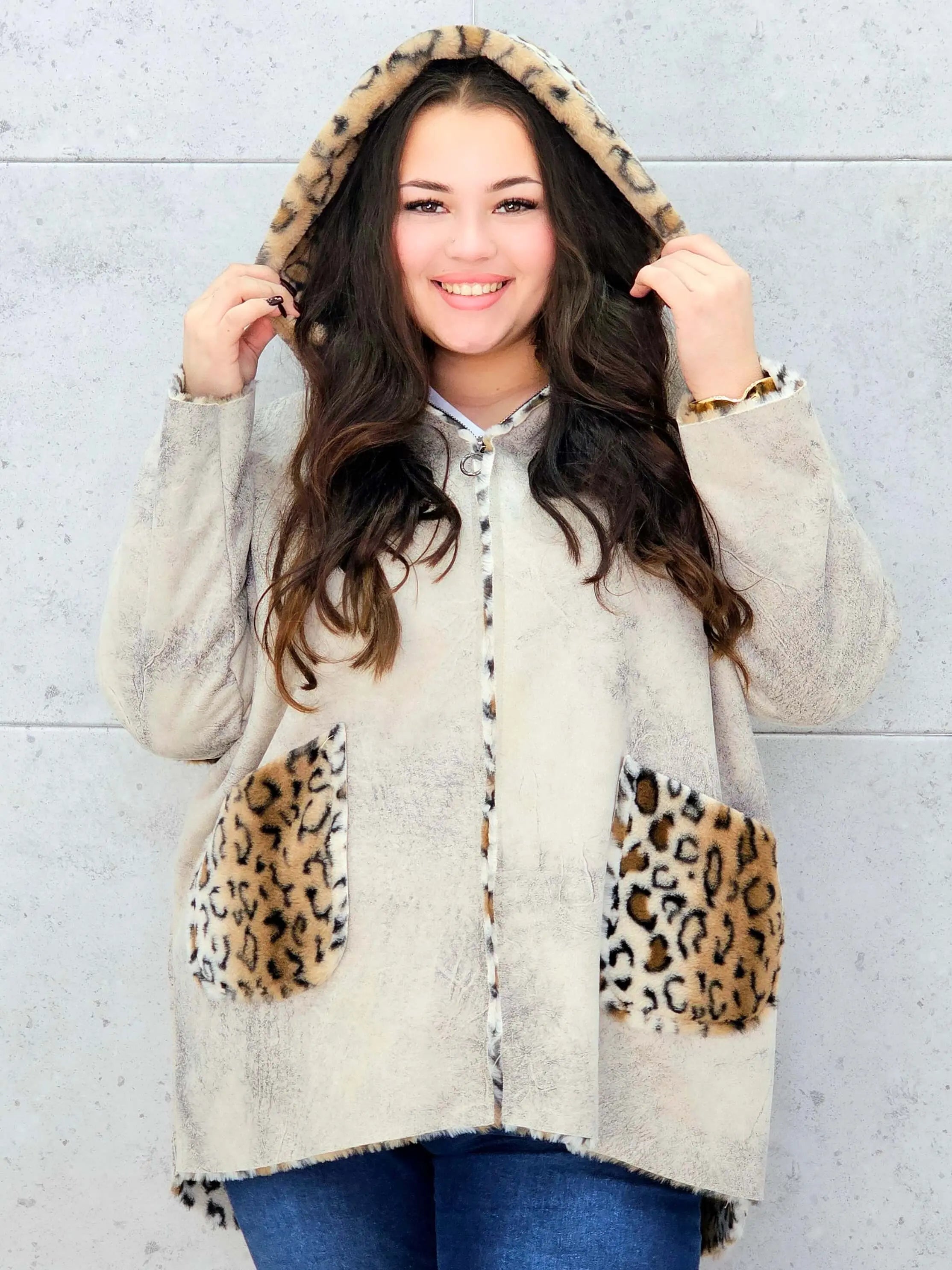 Ciepła kurtka plus size z kapturem w zwierzęcy wzór – styl i wygoda w jednym Stylowa XL