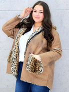 Ciepła kurtka plus size z kapturem w zwierzęcy wzór – styl i wygoda w jednym Stylowa XL