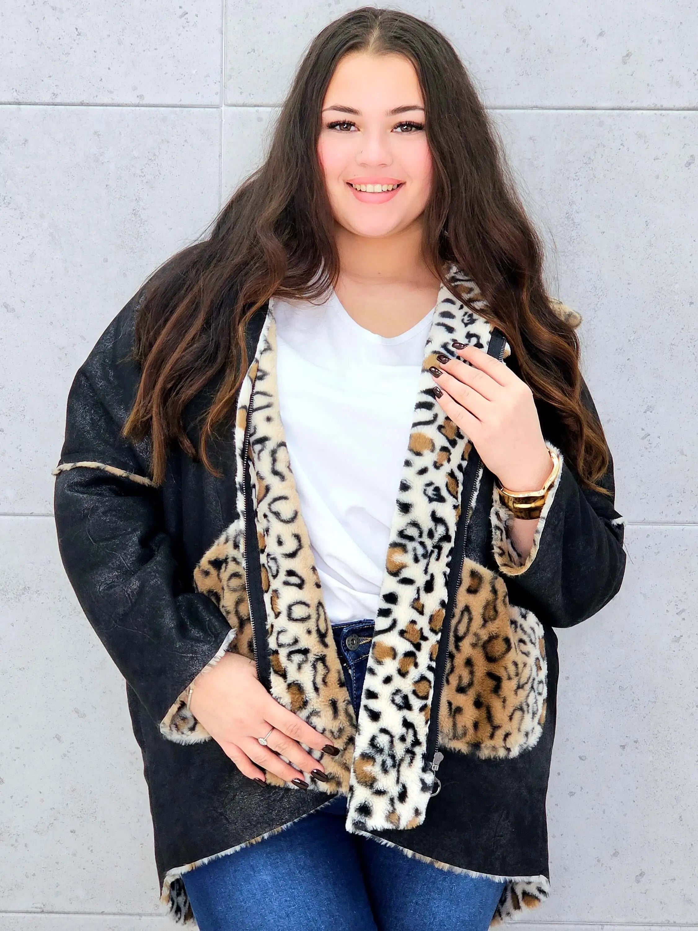 Ciepła kurtka plus size z kapturem w zwierzęcy wzór – styl i wygoda w jednym Stylowa XL