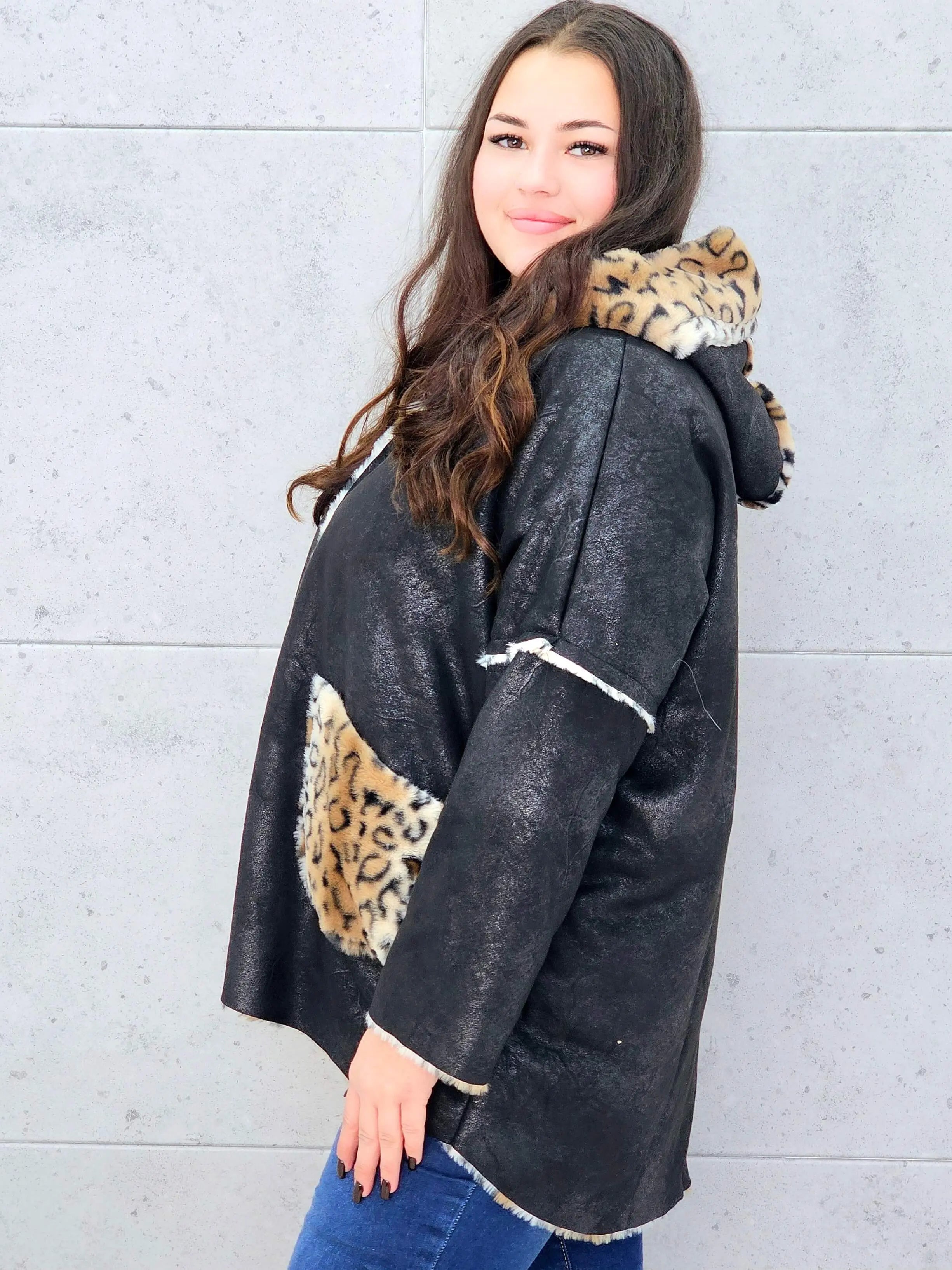 Ciepła kurtka plus size z kapturem w zwierzęcy wzór – styl i wygoda w jednym Stylowa XL