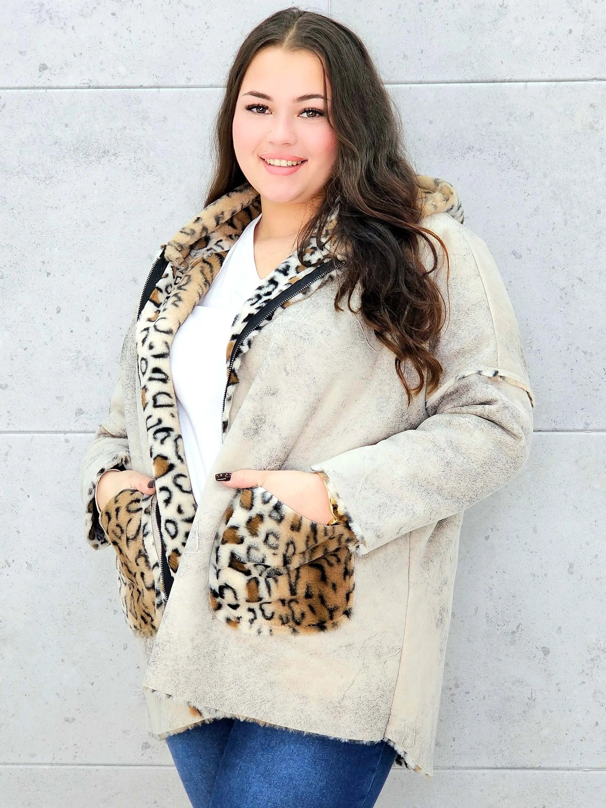 Ciepła kurtka plus size z kapturem w zwierzęcy wzór – styl i wygoda w jednym Stylowa XL