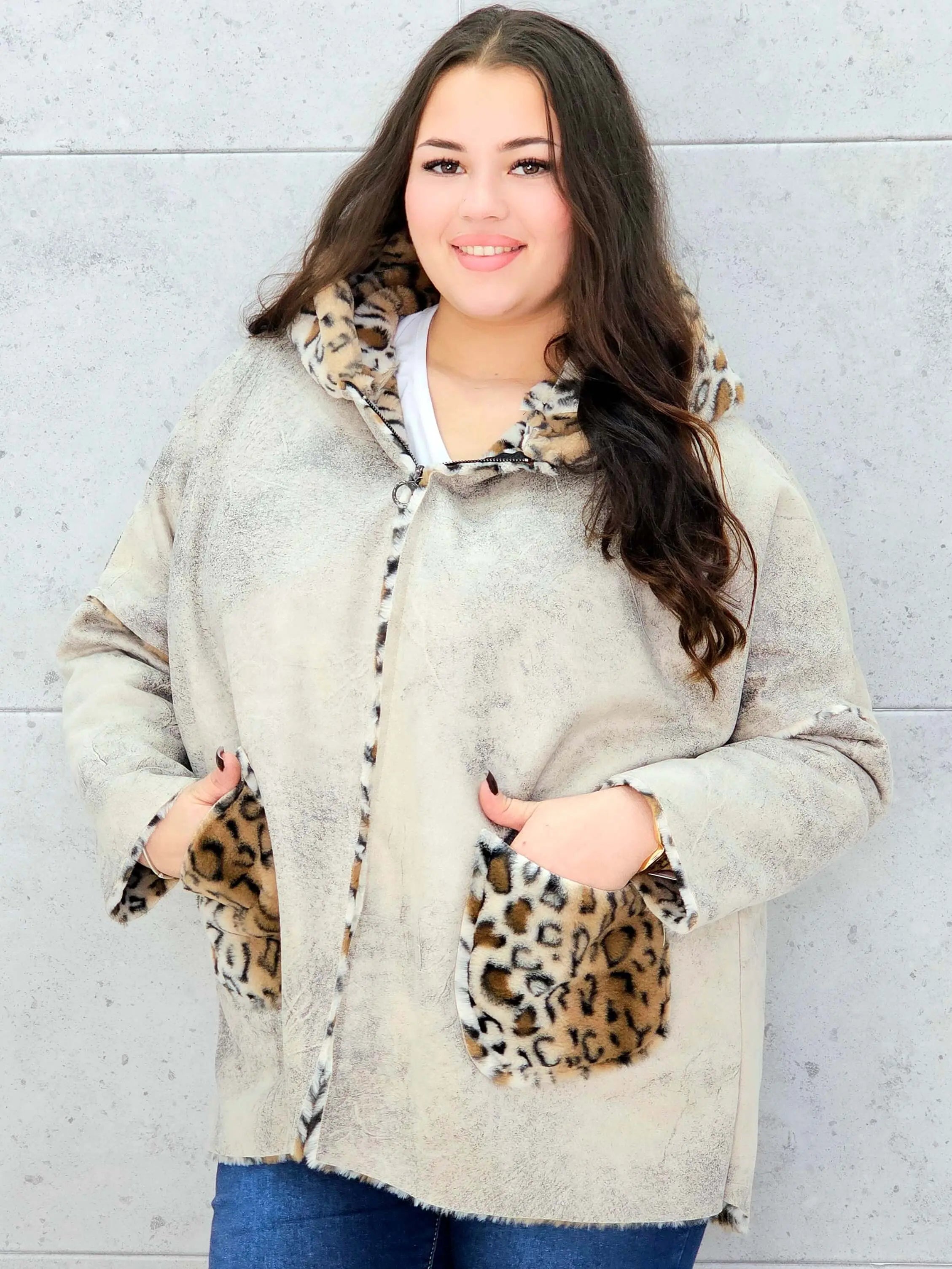 Ciepła kurtka plus size z kapturem w zwierzęcy wzór – styl i wygoda w jednym Stylowa XL