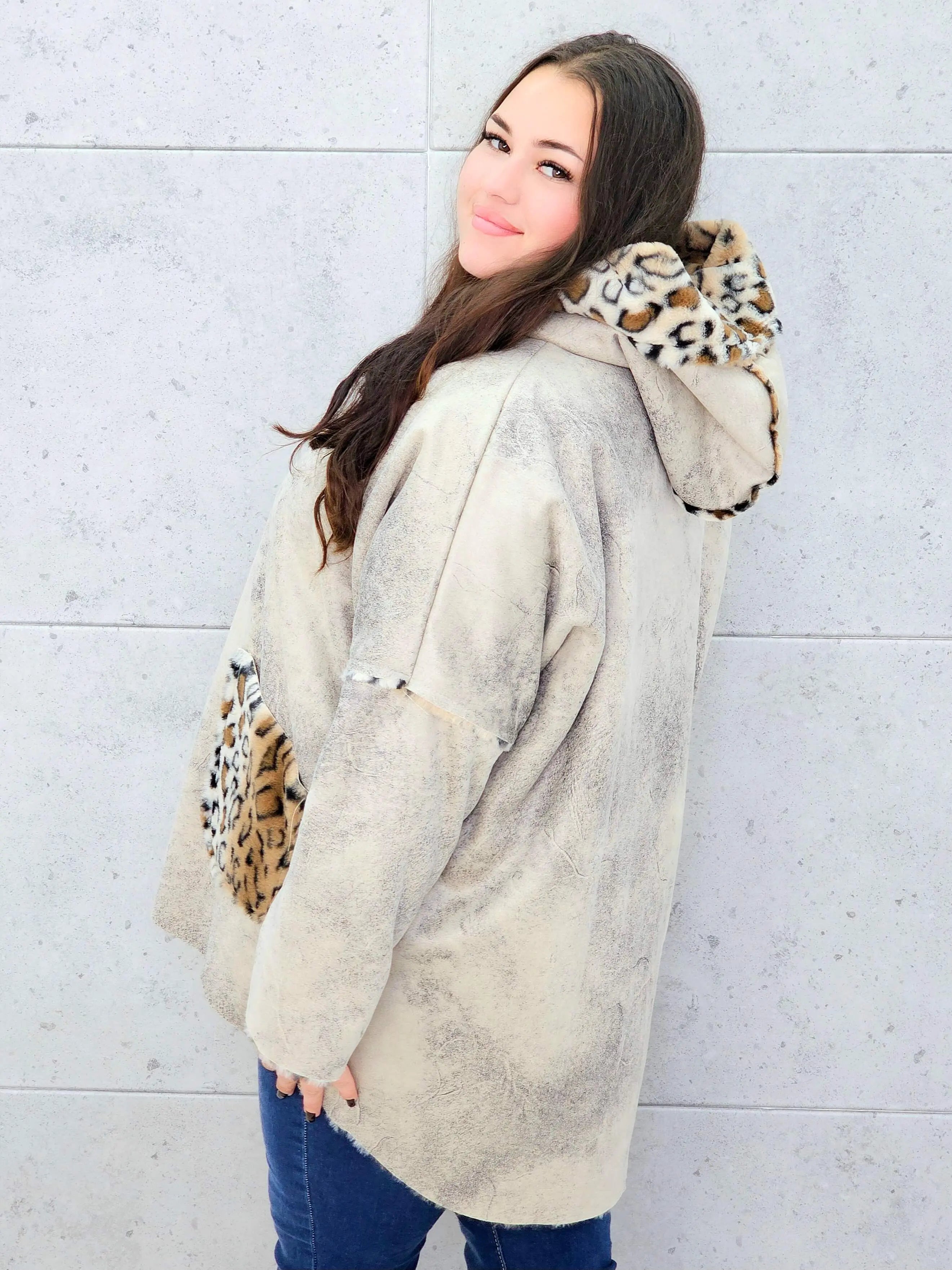 Ciepła kurtka plus size z kapturem w zwierzęcy wzór – styl i wygoda w jednym Stylowa XL