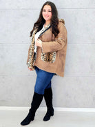 Ciepła kurtka plus size z kapturem w zwierzęcy wzór – styl i wygoda w jednym Stylowa XL