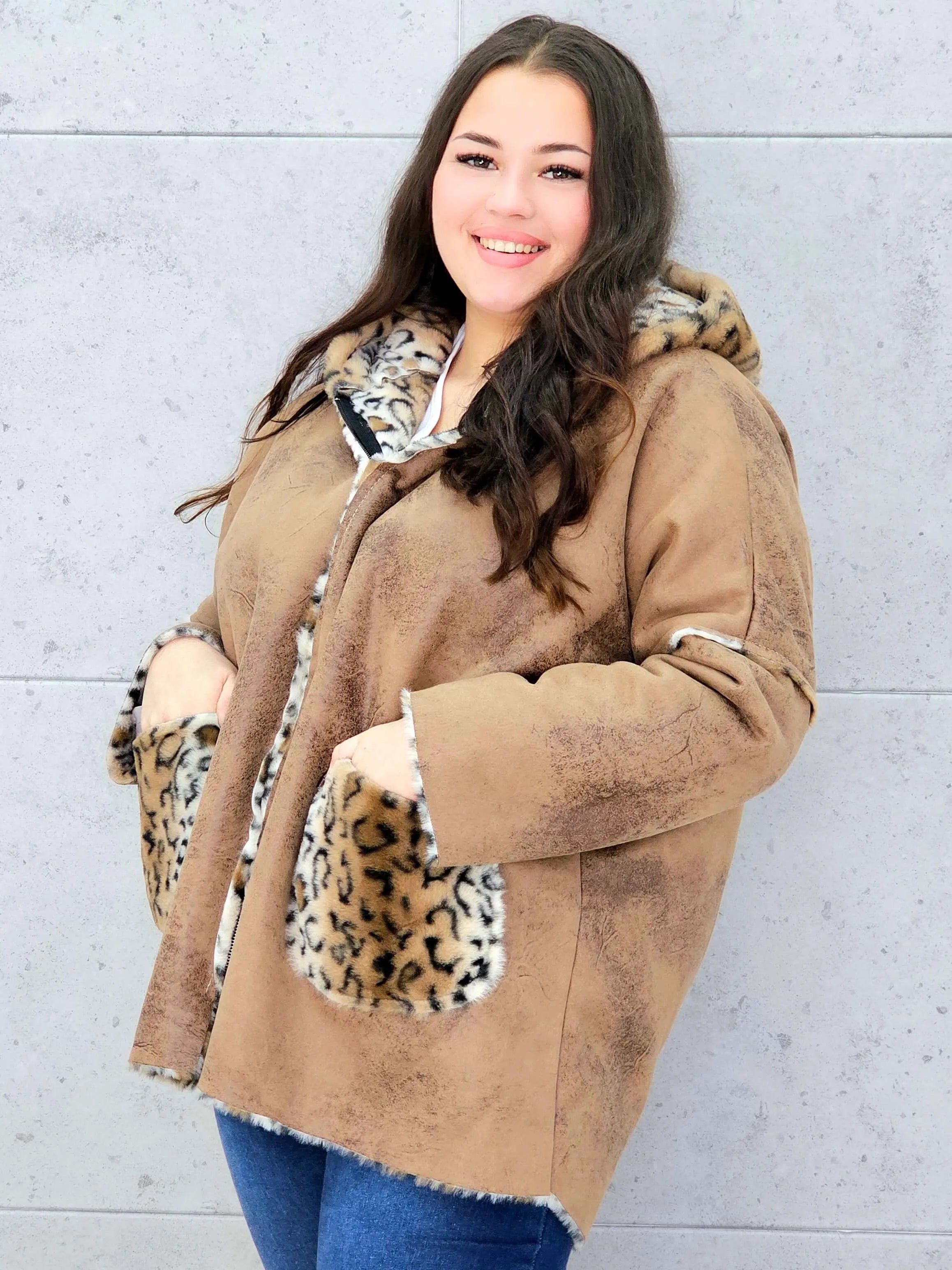 Ciepła kurtka plus size z kapturem w zwierzęcy wzór – styl i wygoda w jednym Stylowa XL