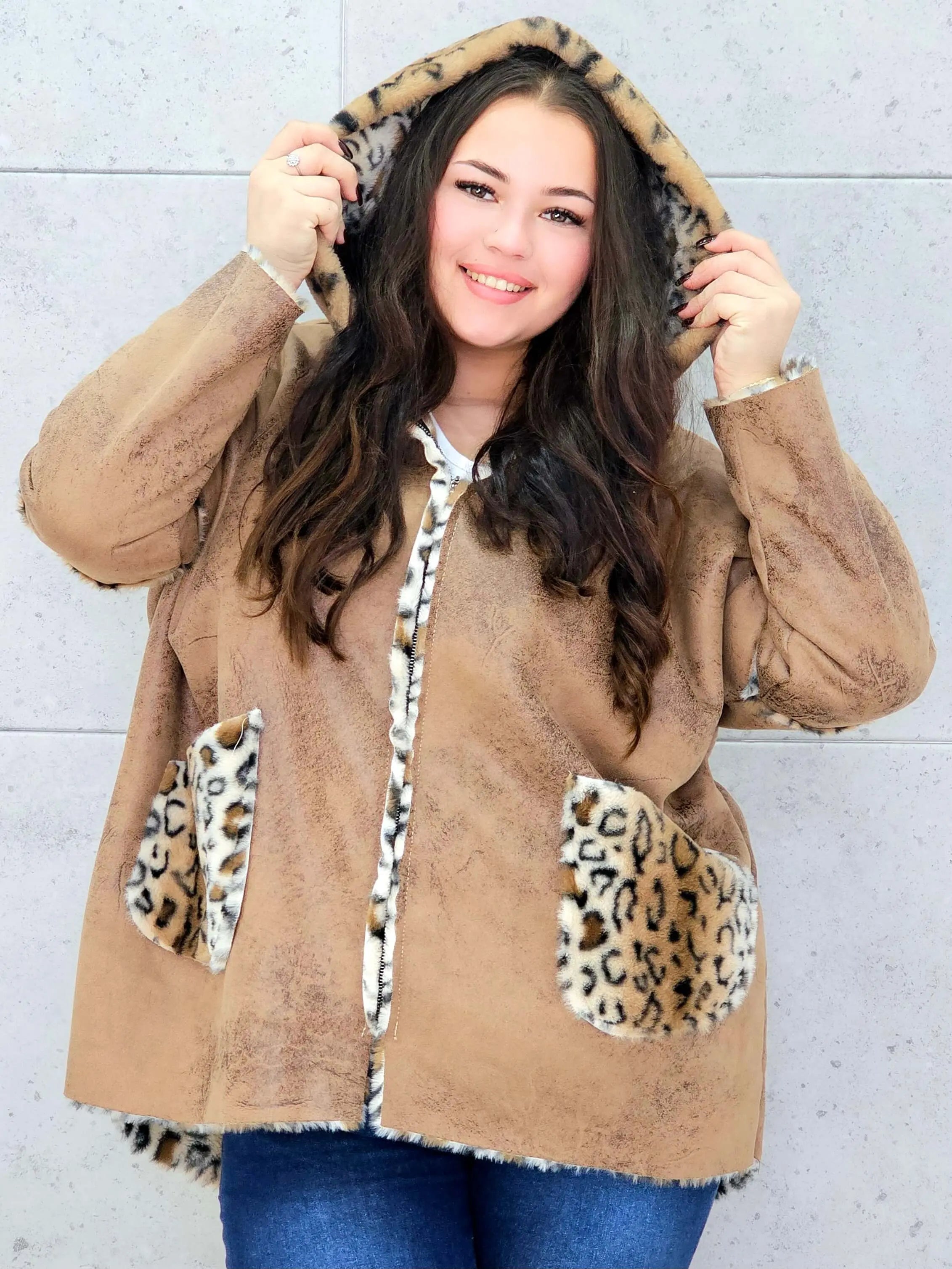 Ciepła kurtka plus size z kapturem w zwierzęcy wzór – styl i wygoda w jednym Stylowa XL