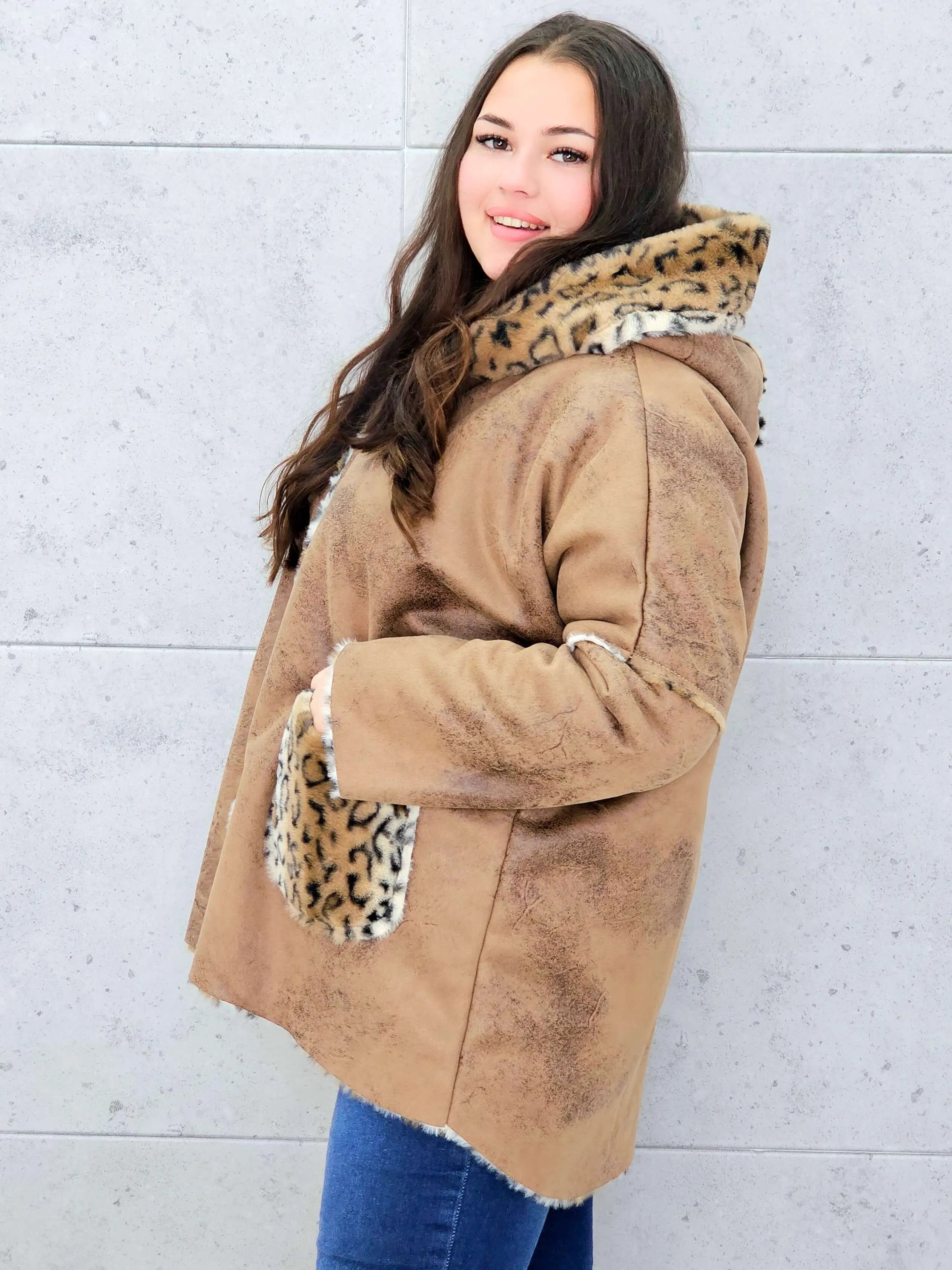 Ciepła kurtka plus size z kapturem w zwierzęcy wzór – styl i wygoda w jednym Stylowa XL