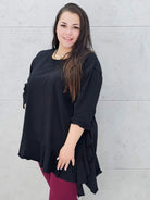 Czarna asymetryczna bluzka plus size z falbaną Stylowa XL